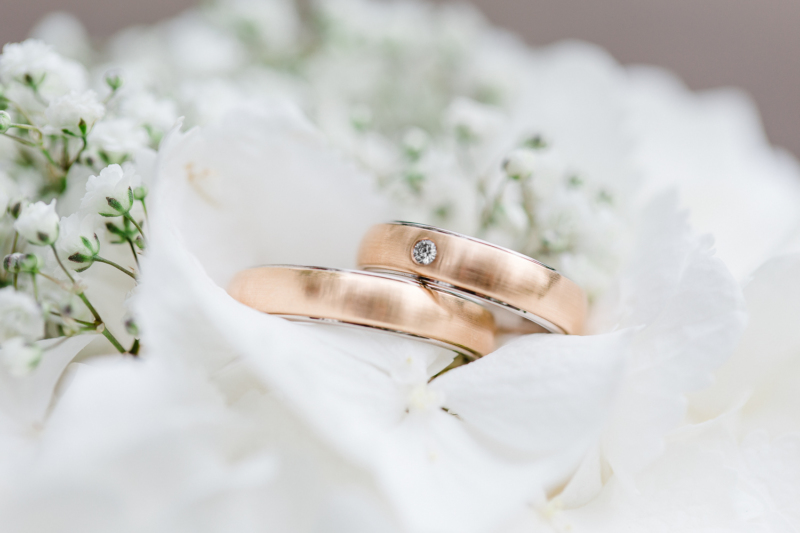 wedding rings by sarahandsamuelphotography